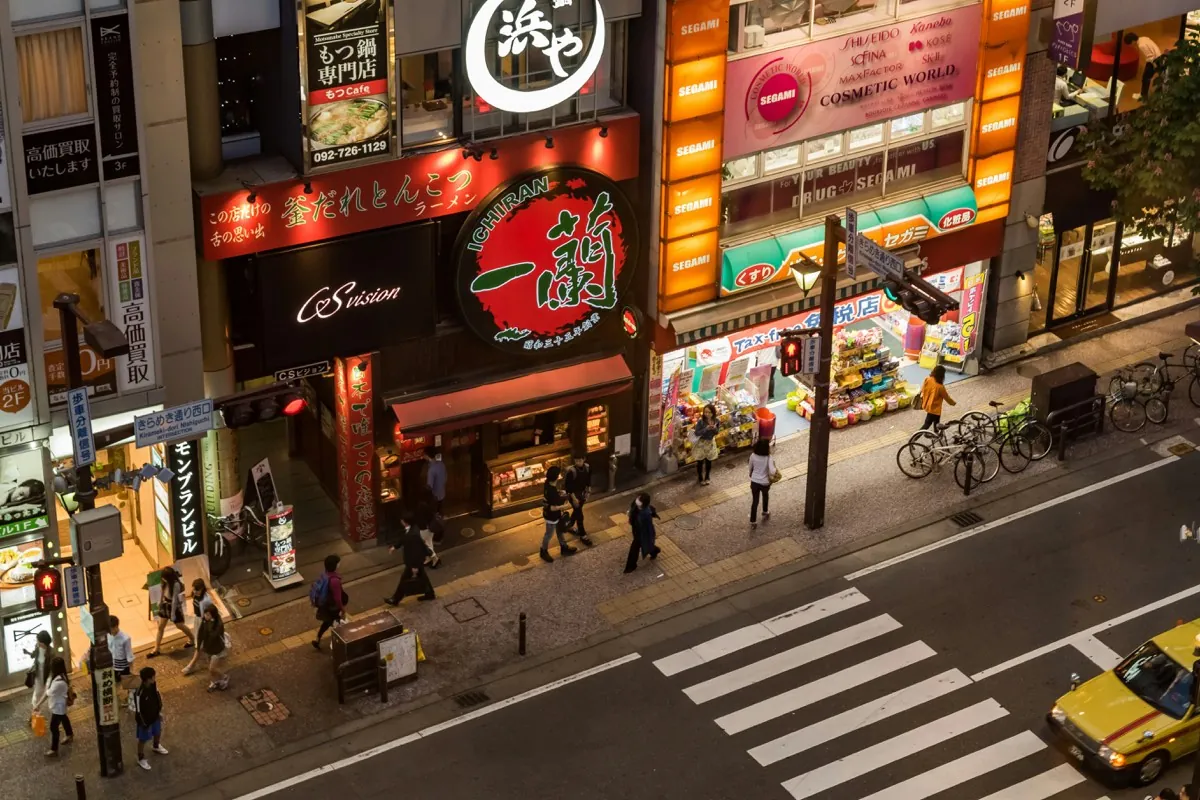 Local de ramen Ichiran iluminado en una calle de Fukuoka