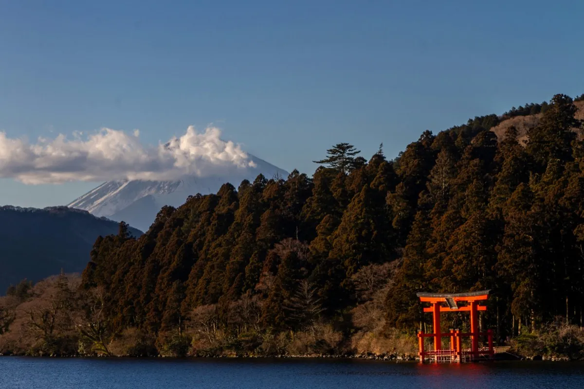 Torii rojo del santuario Hakone-jinja en el lago Ashi con el monte Fuji al fondo