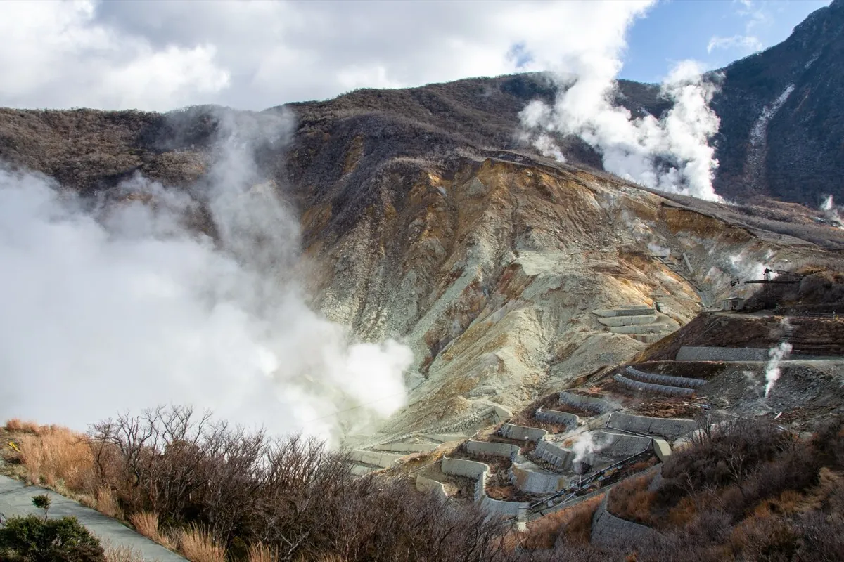 Fumarolas de azufre en el valle volcánico de Owakudani, Hakone