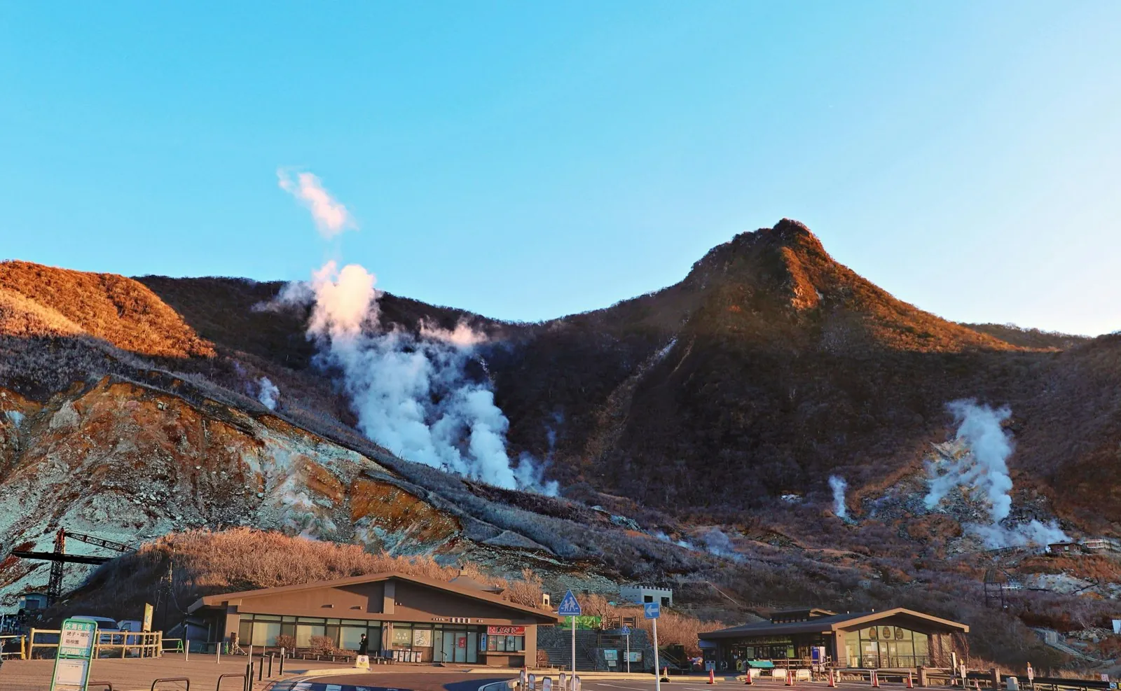 Valle volcánico de Owakudani con columnas de vapor al atardecer en Hakone
