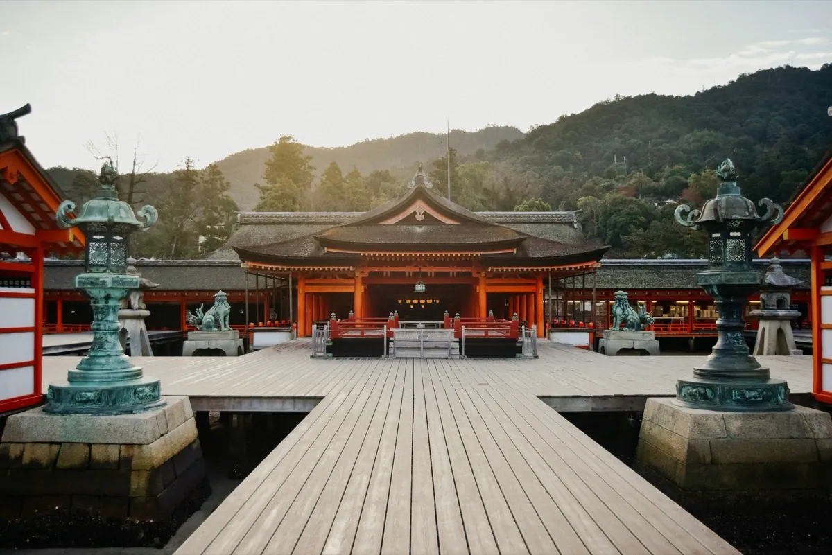 Santuario Itsukushima y su pasarela de madera con linternas de bronce en la isla de Miyajima