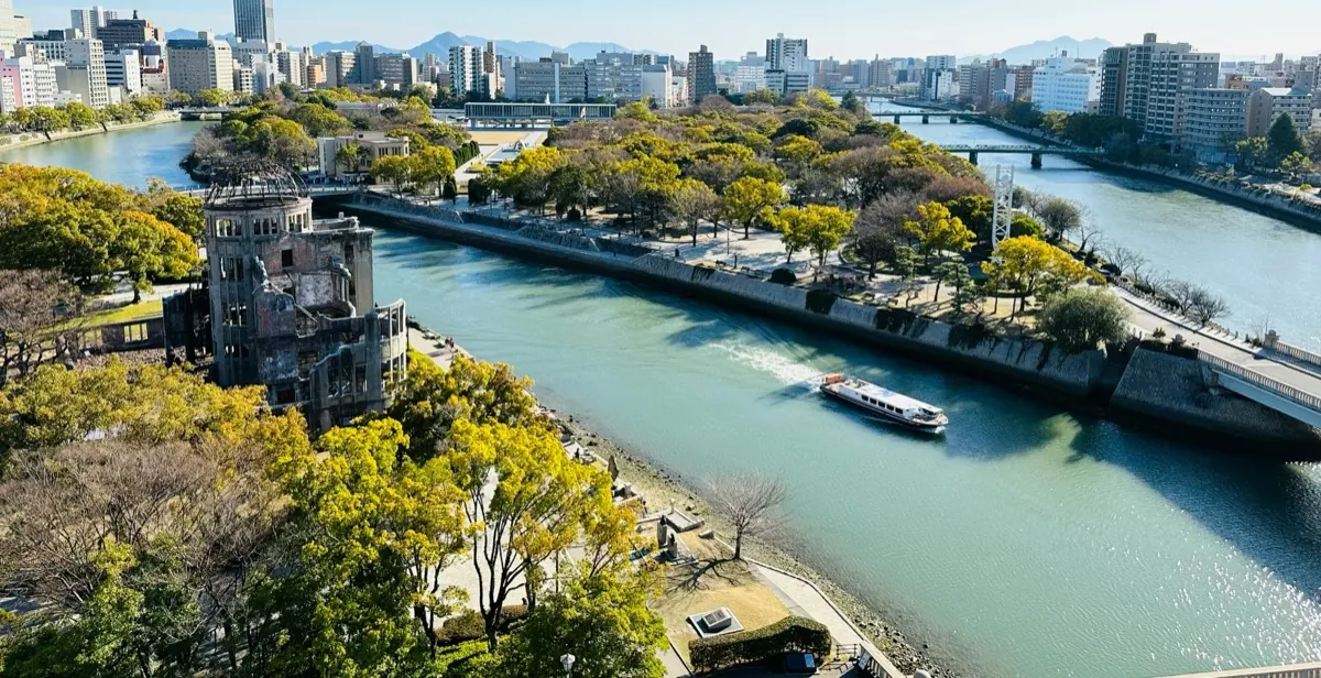 Vista aérea de los ríos de Hiroshima, el Parque Memorial de la Paz y el centro de la ciudad