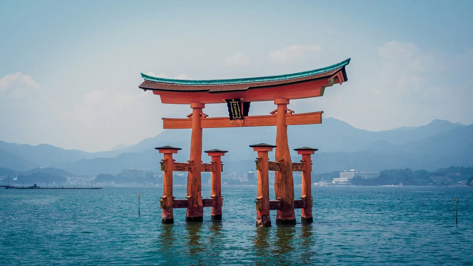 Torii flotante del santuario Itsukushima sobre el mar en Miyajima, Hiroshima