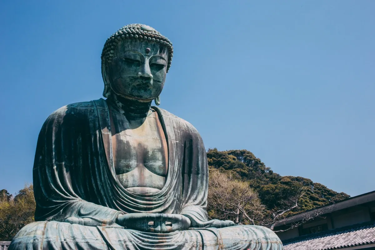 Gran Buda de bronce de Kotoku-in en Kamakura entre árboles