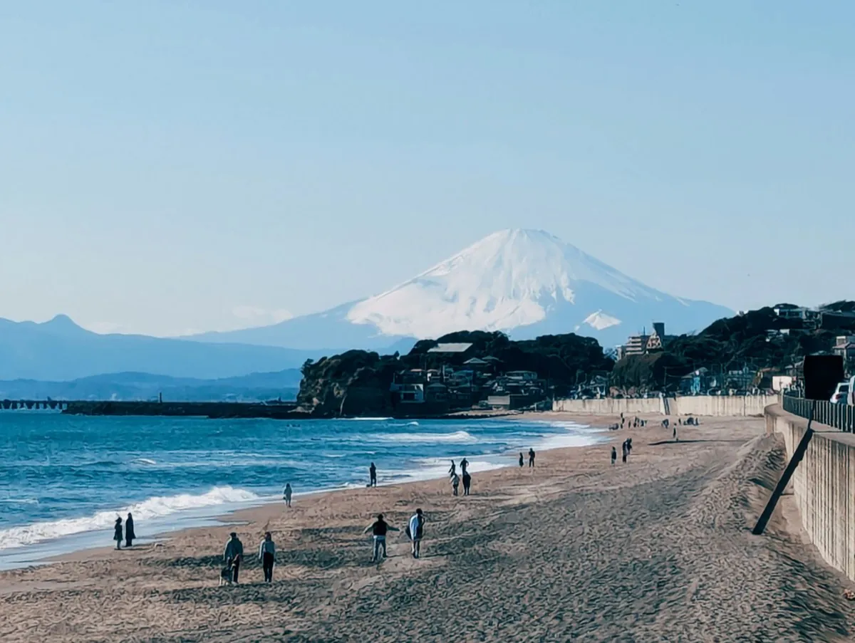 Playa de Shichirigahama en Kamakura con el monte Fuji al fondo