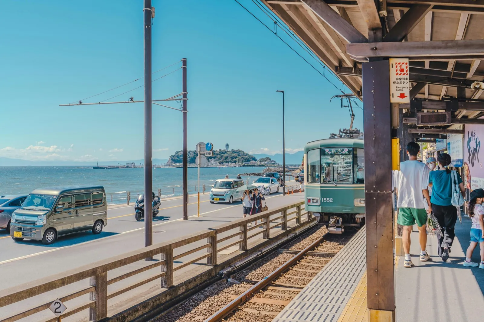 Tren Enoden junto al mar con la isla de Enoshima al fondo en Kamakura