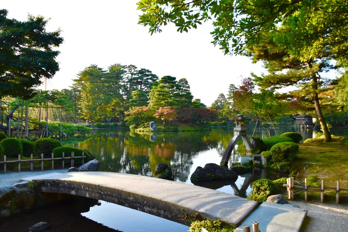 Estanque y pinos centenarios en el jardín Kenroku-en de Kanazawa