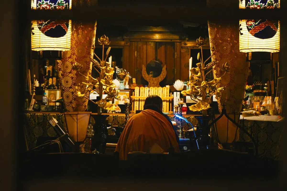 Anciano trabajando de noche en un puesto del Mercado Omicho de Kanazawa