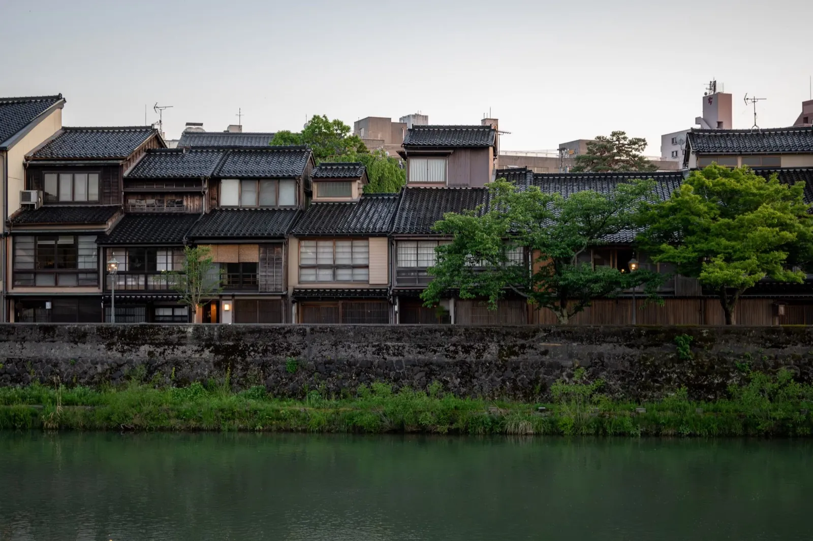 Casas tradicionales de madera junto al río en el casco histórico de Kanazawa
