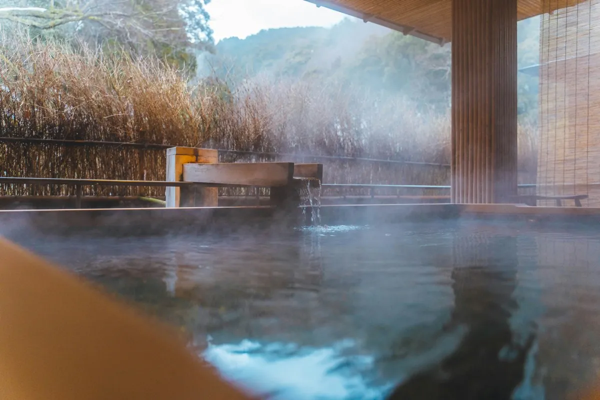 Baño termal al aire libre (rotenburo) humeante en Kinosaki