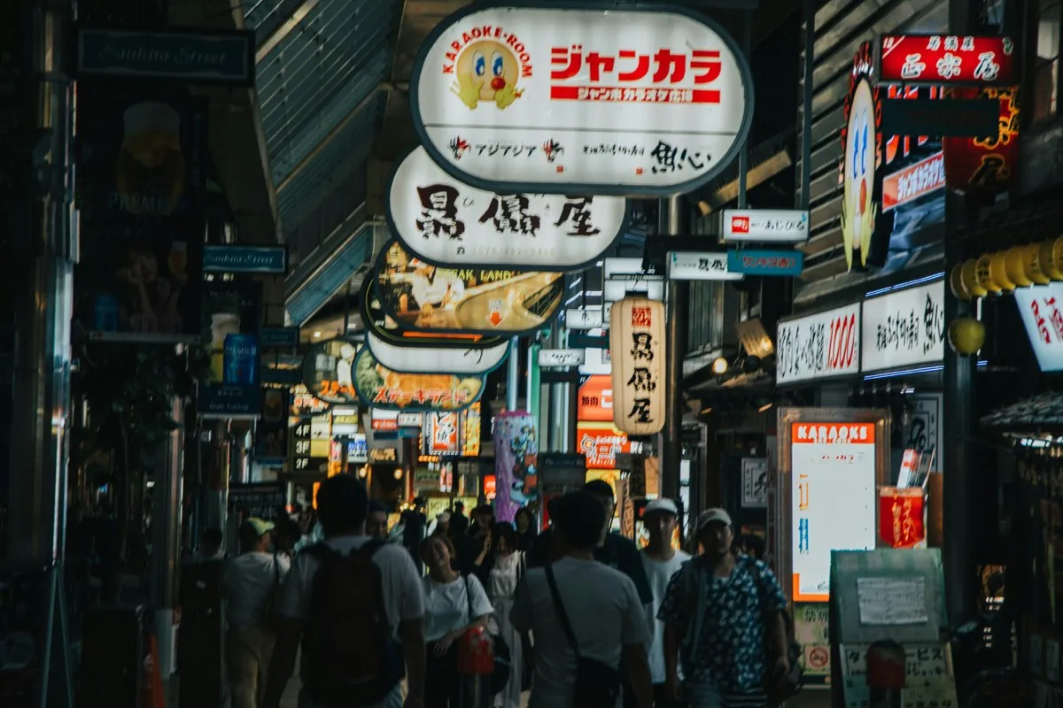 Galería comercial Sankita-dori junto a Sannomiya en Kobe, con carteles luminosos y gente