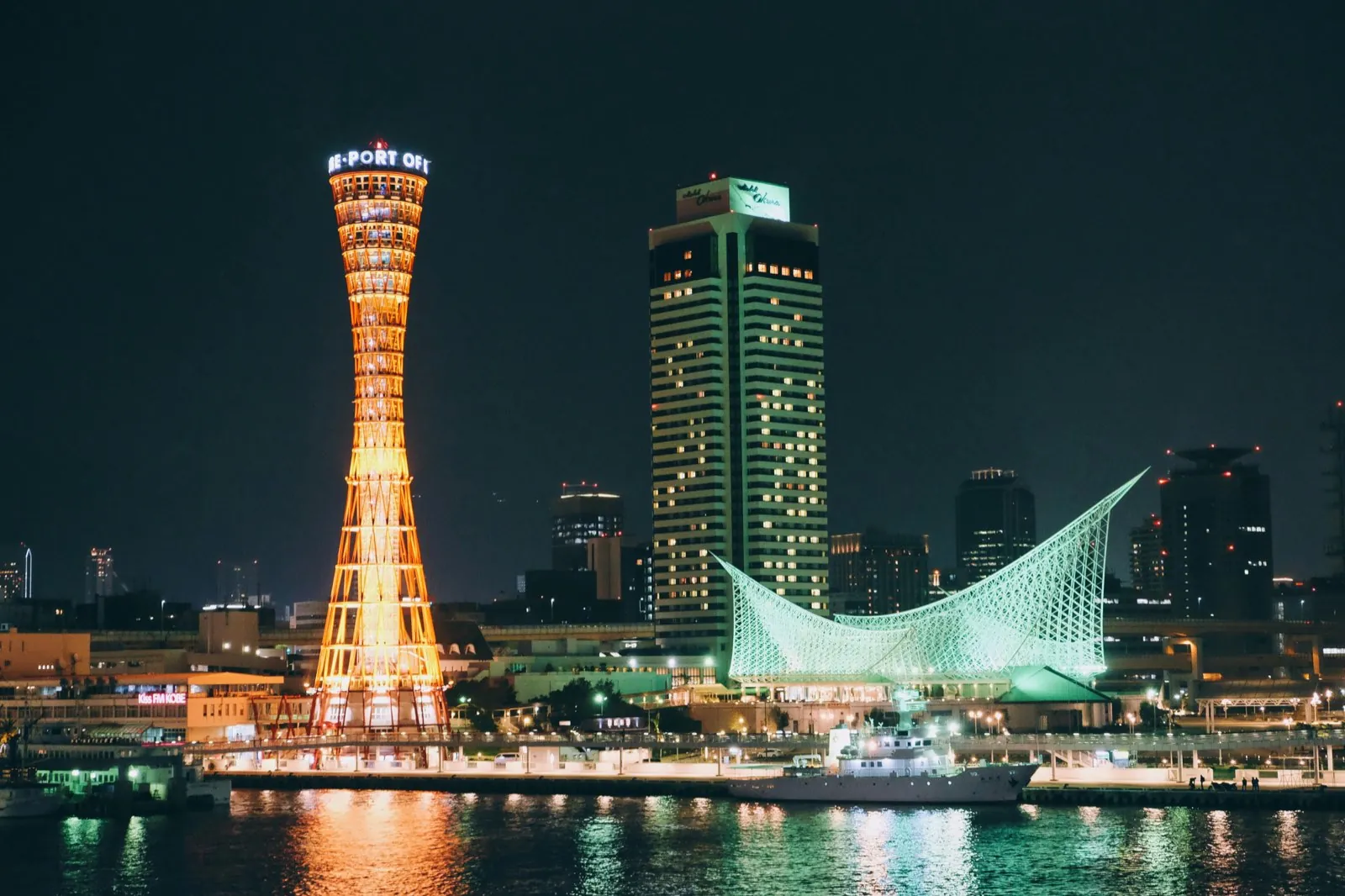 Torre del Puerto de Kobe y Museo Marítimo iluminados de noche junto al puerto