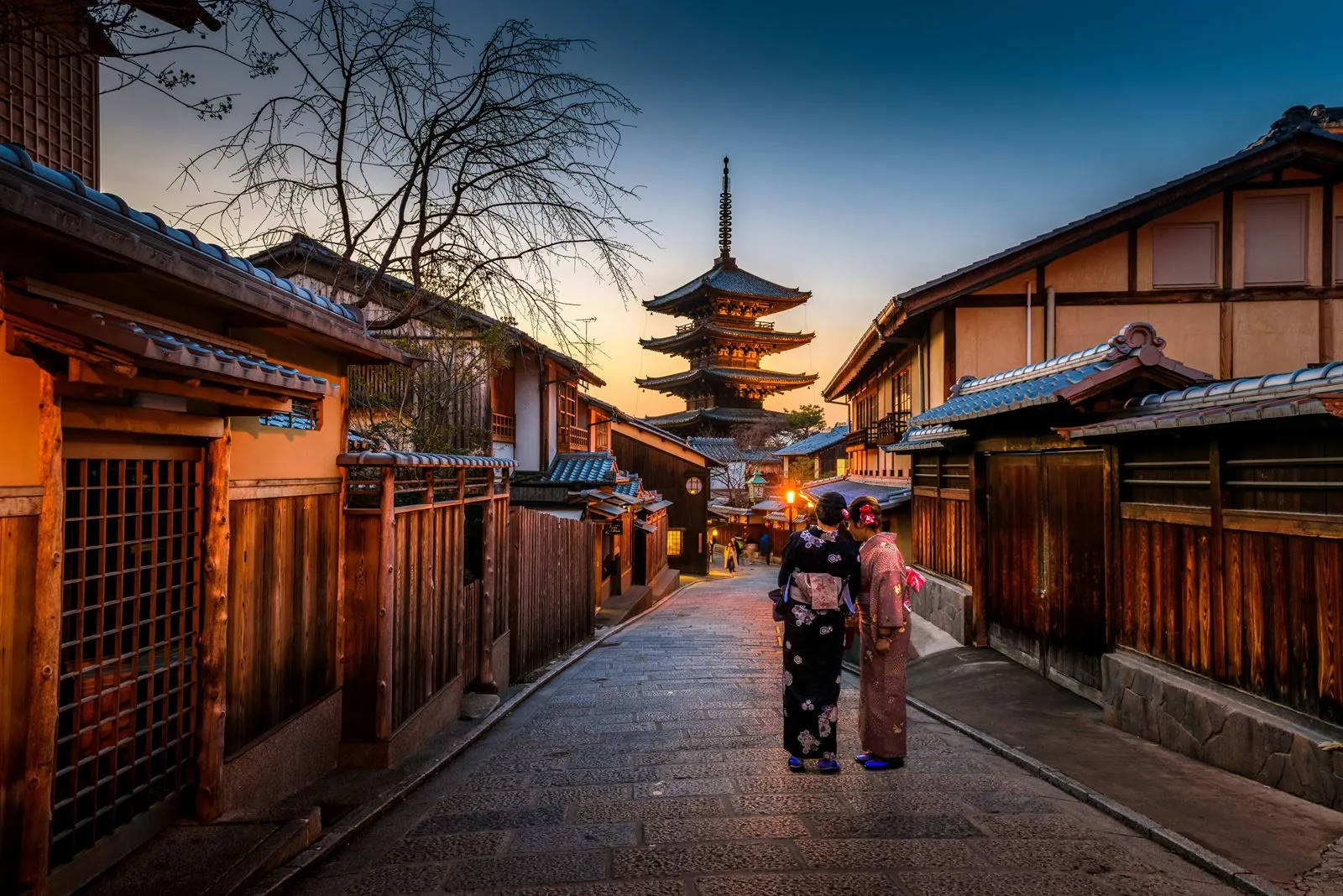 Templo Fushimi Inari con sus famosos torii rojos en Kioto