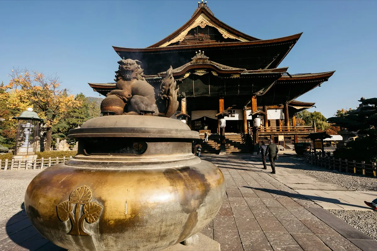 Pabellón principal de madera del templo Zenko-ji de Nagano con su incensario de bronce