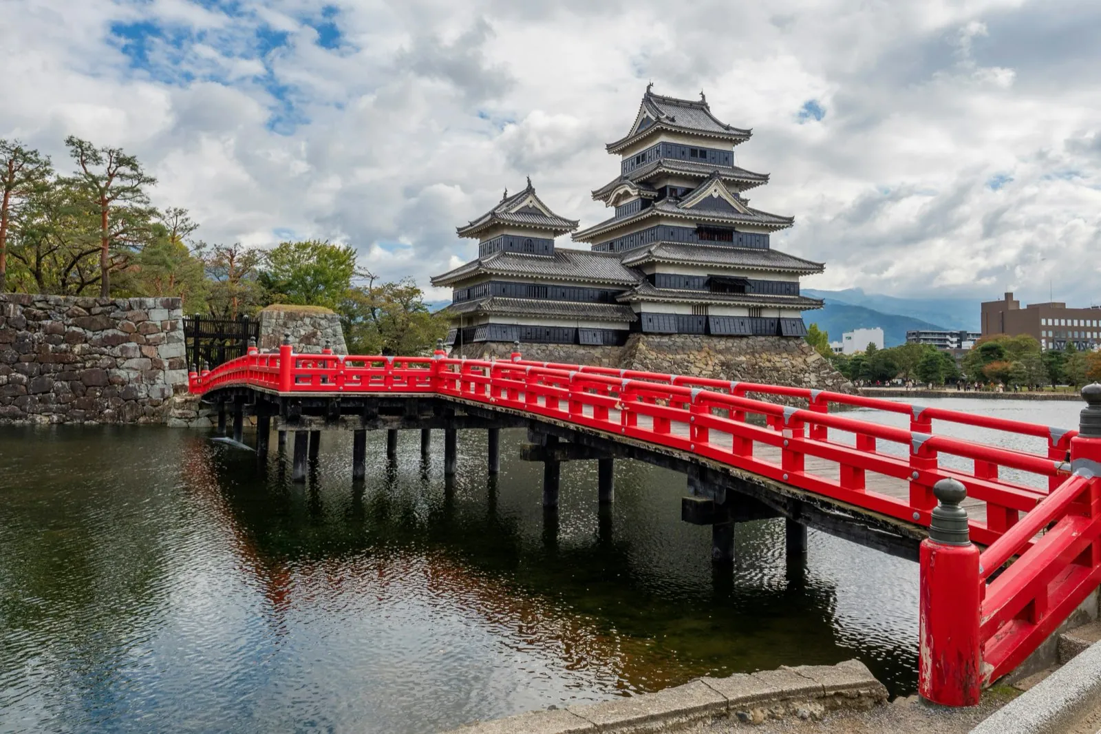 Castillo de Matsumoto con su torre negra y el puente rojo sobre el foso, en la prefectura de Nagano