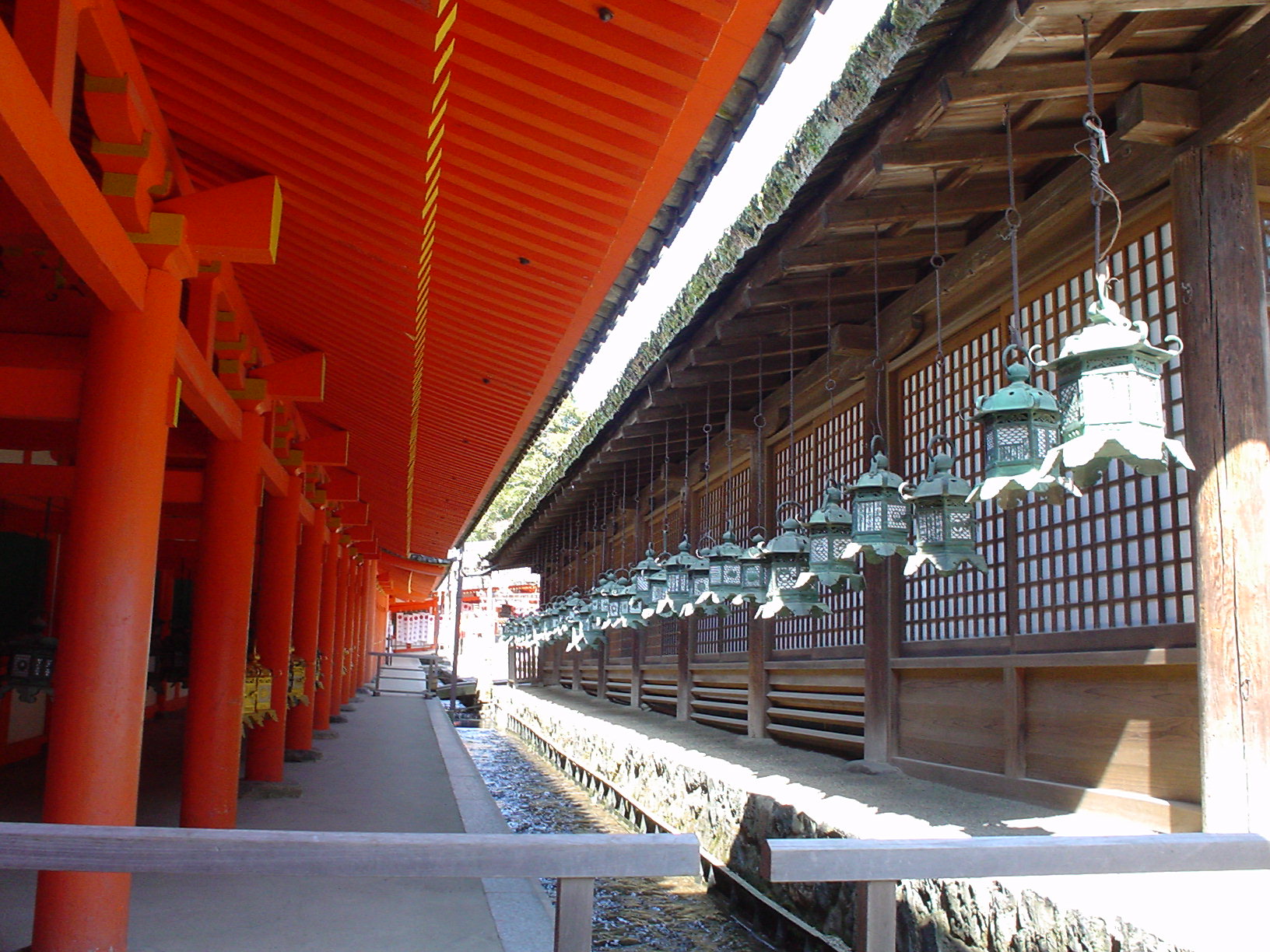 Faroles de piedra en el camino al santuario Kasuga-taisha de Nara