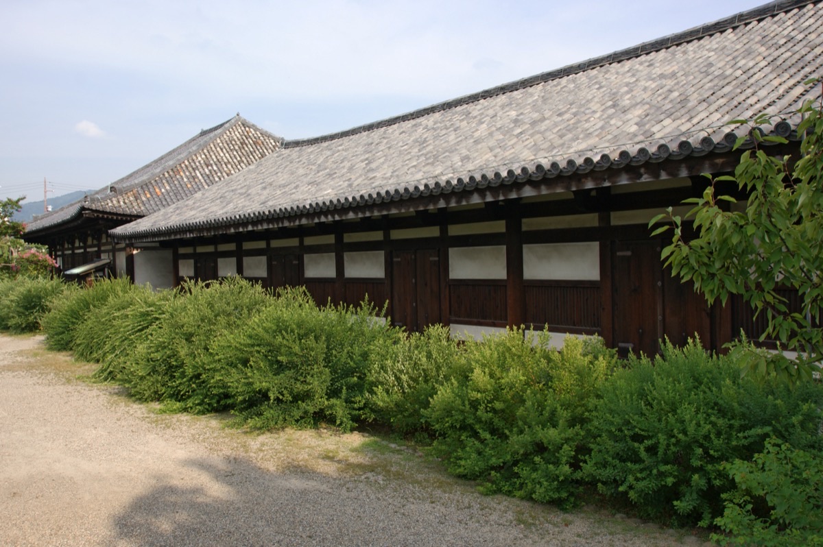 Calles tranquilas con casas machiya en el barrio de Naramachi, Nara