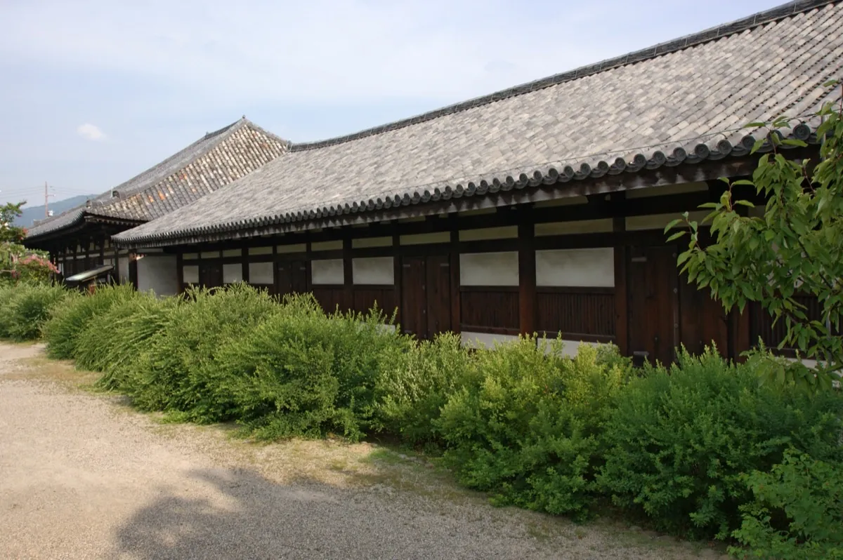 Calles tranquilas con casas machiya en el barrio de Naramachi, Nara
