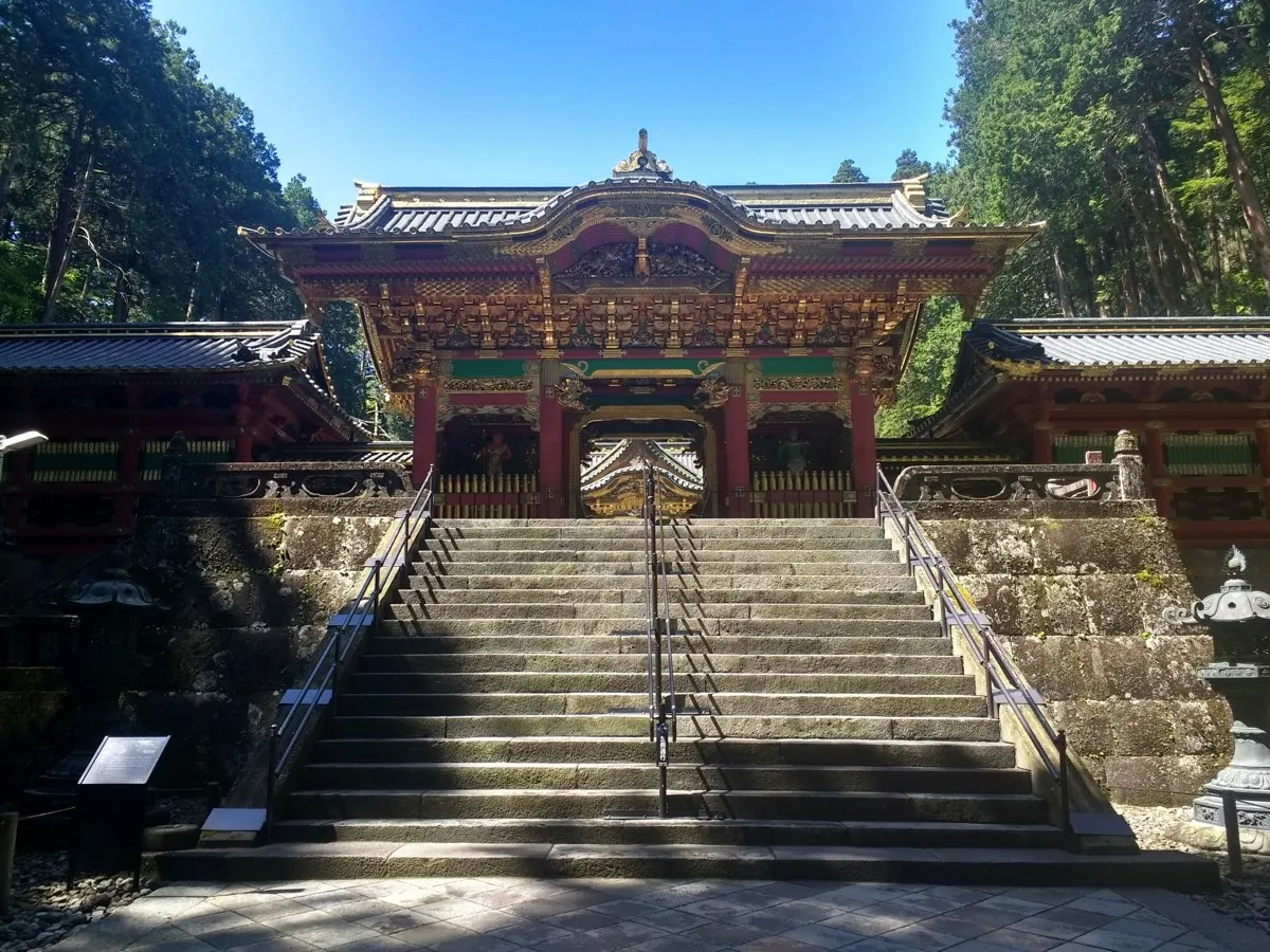 Puerta ornamentada del complejo de santuarios de Nikko entre cedros