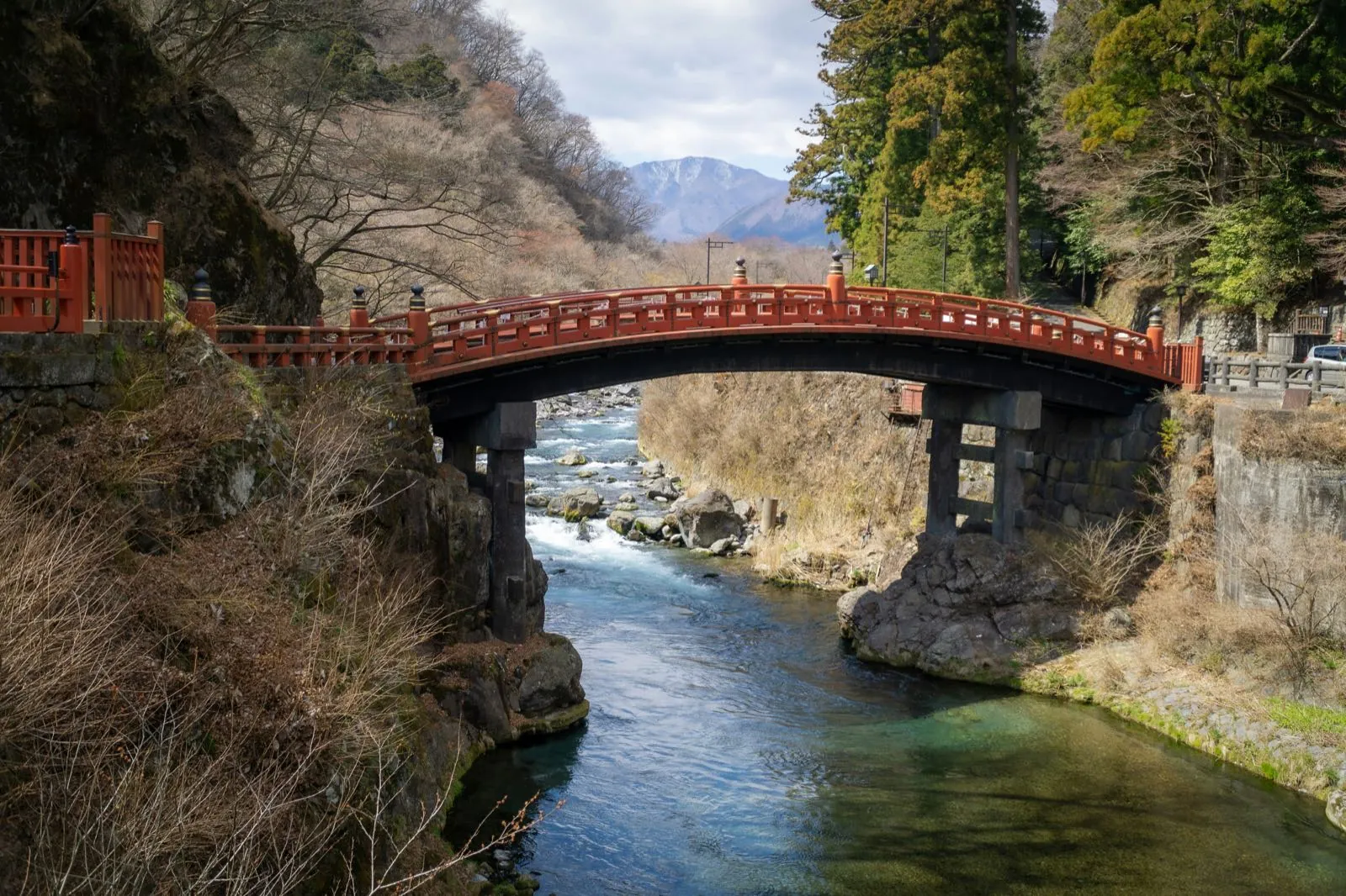 Puente rojo sagrado Shinkyo sobre el río Daiya en Nikko