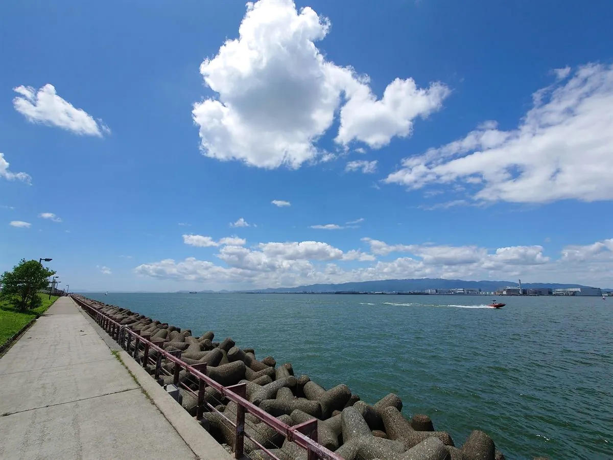 Zona de Shin-Osaka y la bahía con el acuario Kaiyukan