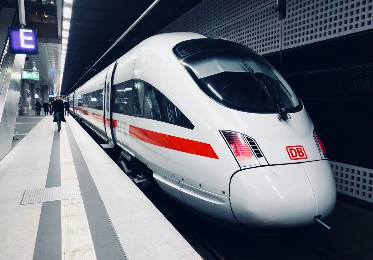 Tren bala shinkansen en ruta por Japón — calculadora JR Pass