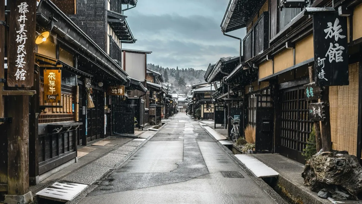 Casas históricas de madera en la calle Sanmachi Suji de Takayama bajo la nieve