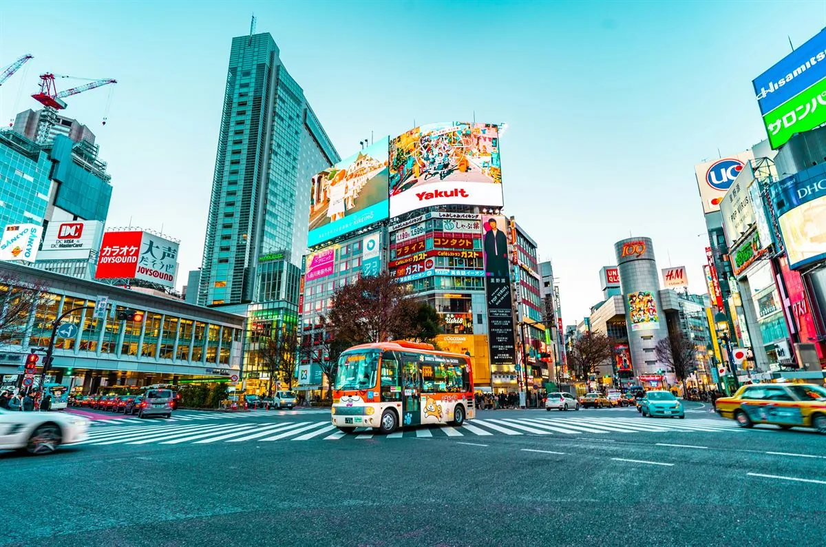 Cruce peatonal de Shibuya y luces de Shinjuku en Tokio