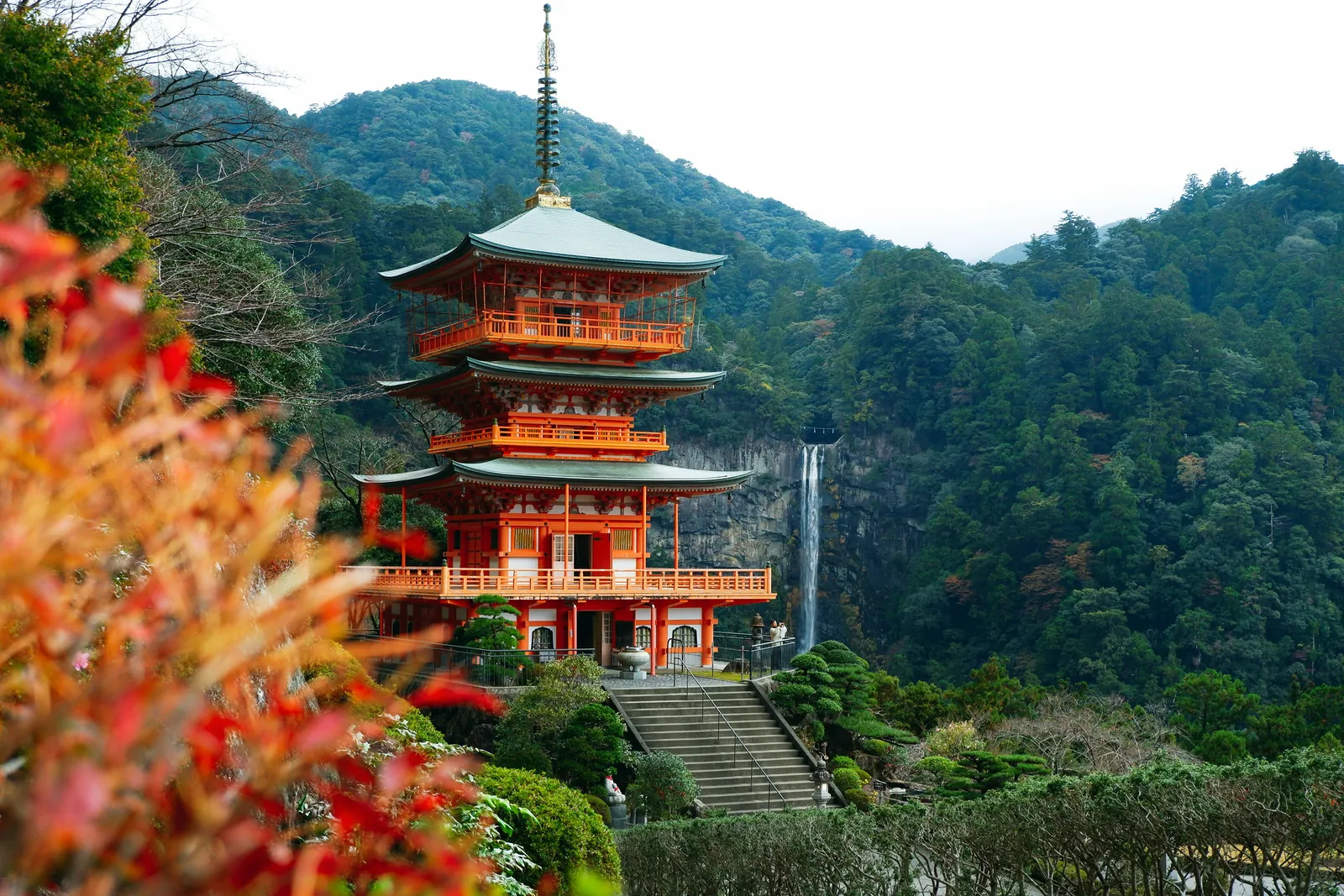 Pagoda de Seiganto-ji junto a la cascada de Nachi entre montañas, en la prefectura de Wakayama